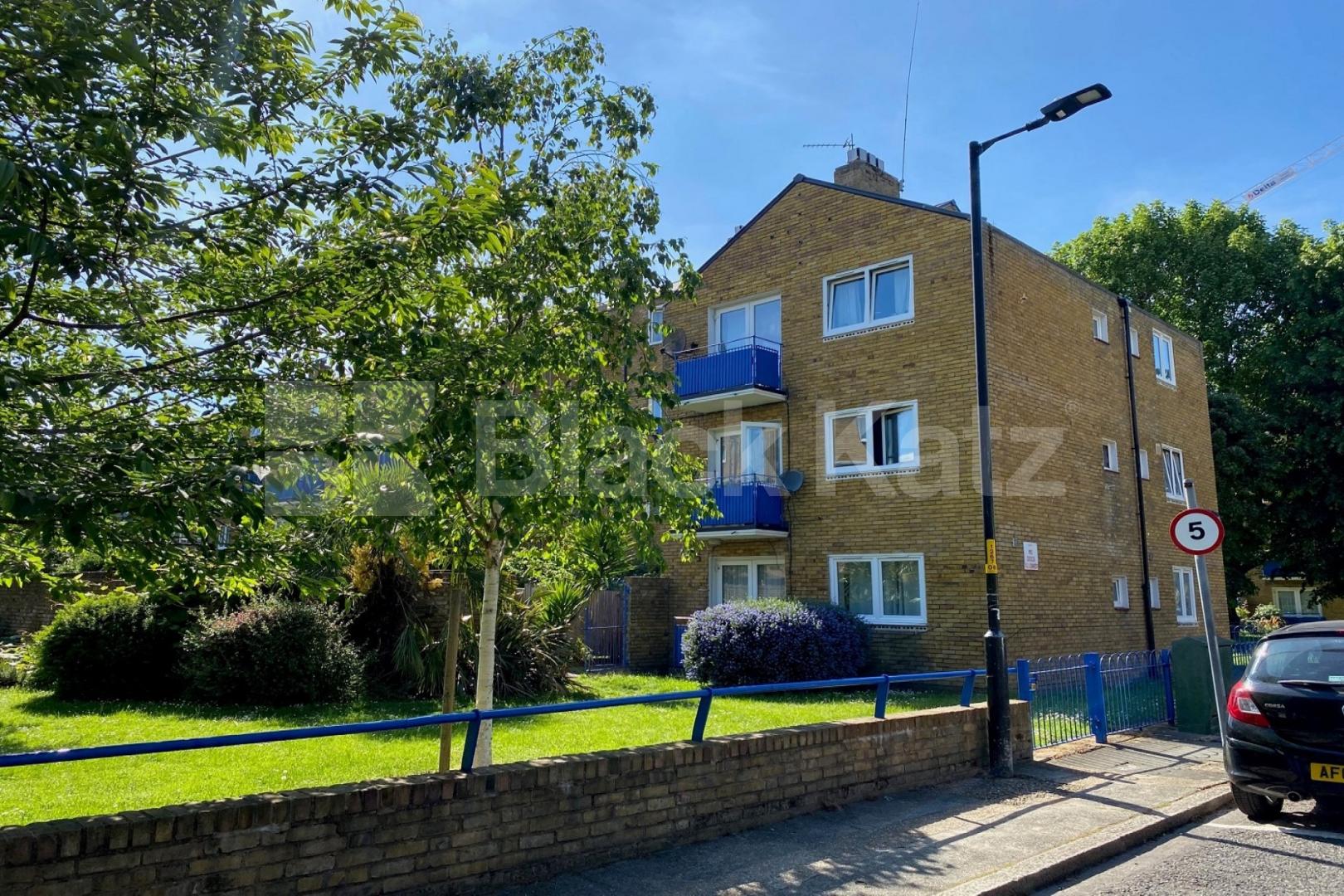 Bright & airy split level apartment with patio garden & superbly located Burbage Close , Borough/London Bridge